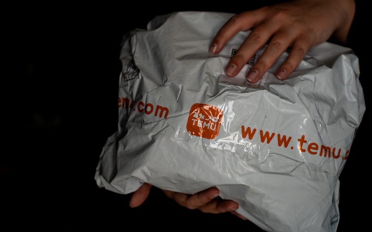 A Temu logójával ellátott csomag egy kézben.