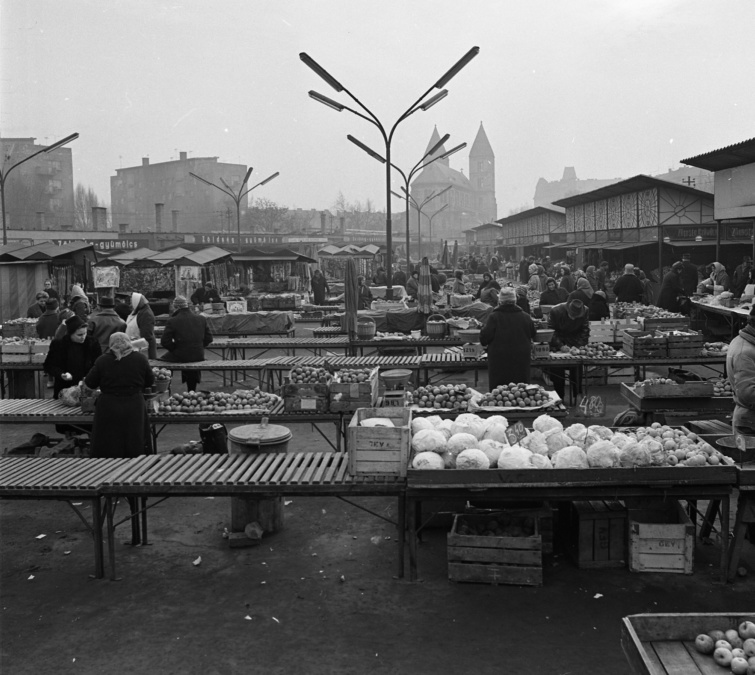 Az Élmunkás téri piac 1968-ban.