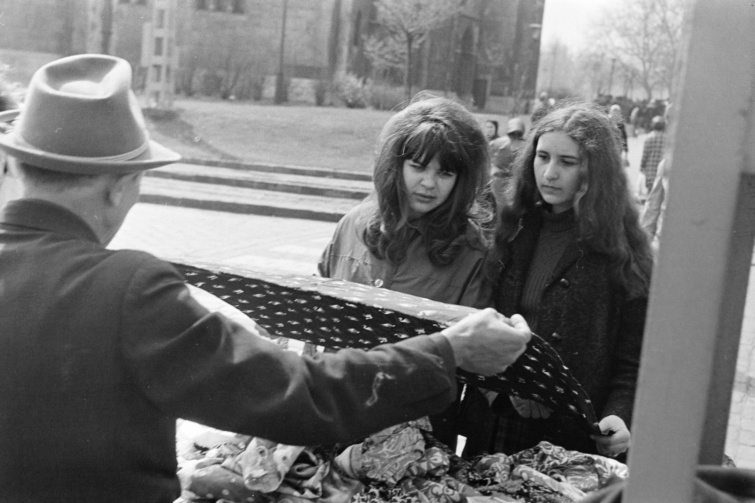 Fiatal lányok az Élmunkás téri piacon 1975-ben.
