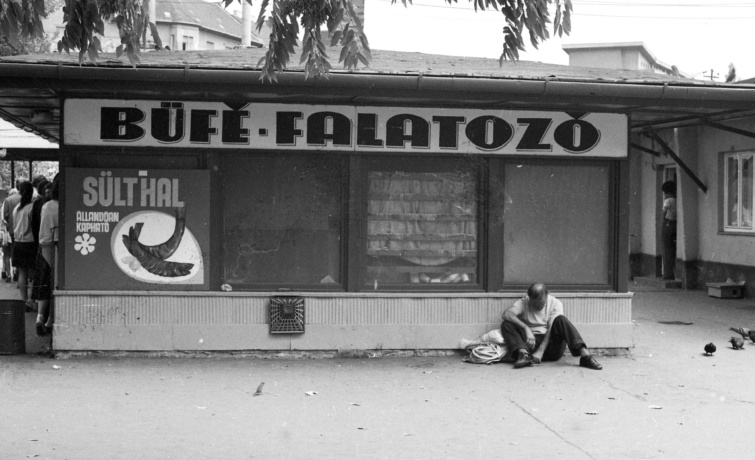 Büfé az Élmunkás téri piacon 1976-ban.