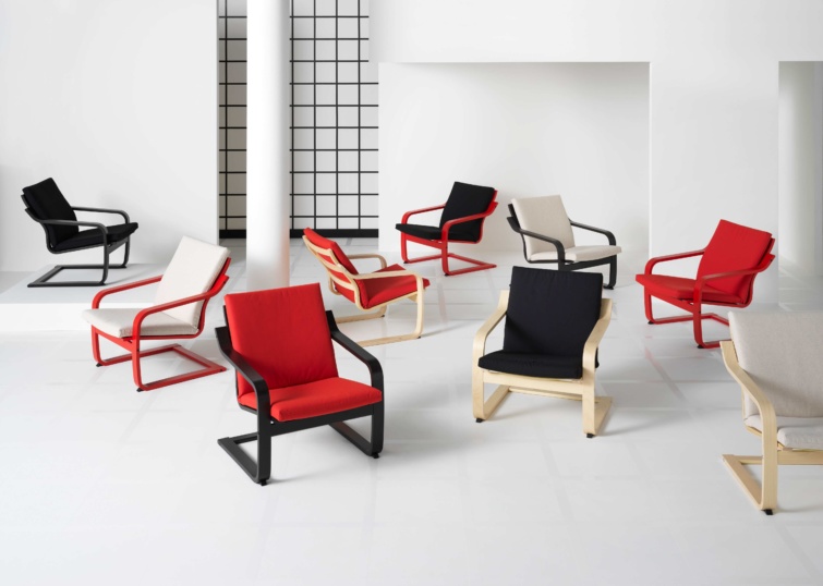 Az újragondolt ikea fotelek alacsonyabb háttámlát kaptak, a képen piros fehér és fekete változatban szerepelnek, fehér fal előtt.