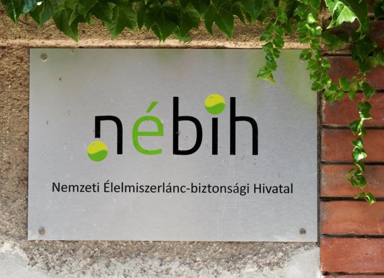 Cégtábla a Nemzeti Élelmiszerlánc-biztonsági Hivatal (NÉBIH) egyik épületén a főváros II. kerületében, a Kis Rókus utcában. A NÉBIH a magyar élelmiszerlánc biztonságának felügyeletéért felelős országos hatáskörű állami szervezet.