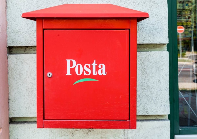 Egy hagyományos, postai levélküldemények összegyűjtésére hivatott, a Posta felirattal ellátott utcai postaláda.
