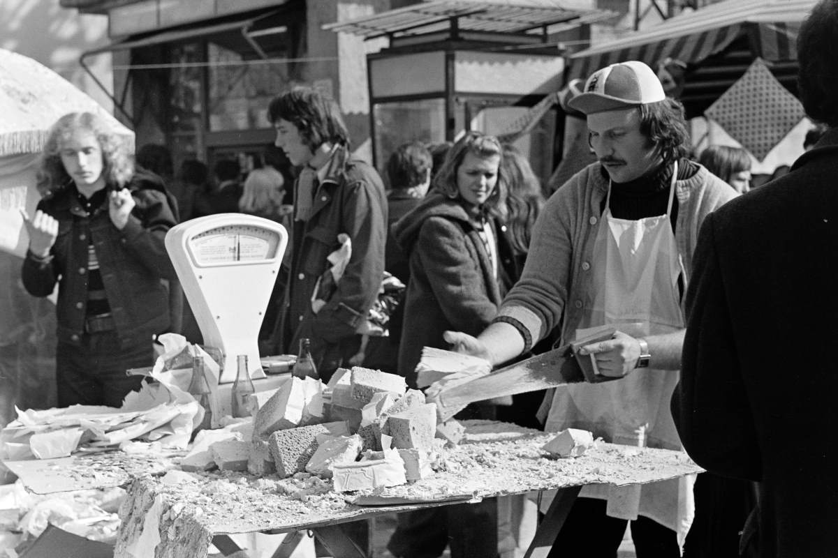 Törökméz árus szeleteli a portékáját
