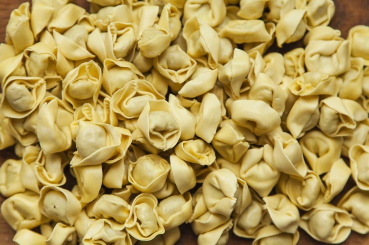 Tortellini darabok egy tányéron