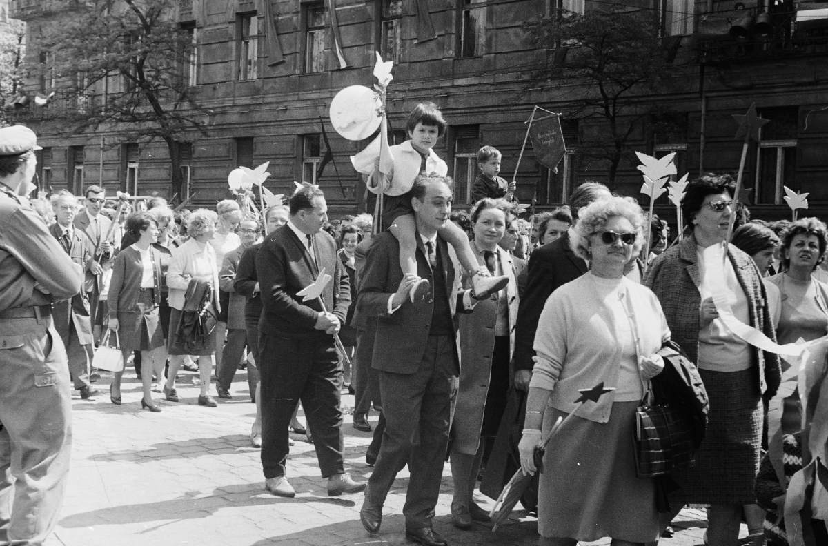 Vonulás május elsején