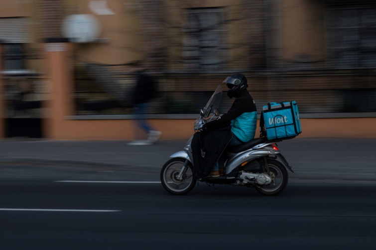 A Wolt ételszállító cég futára Budapesten.
