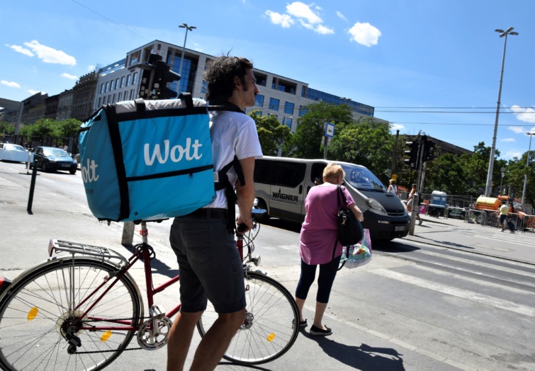 A Wolt ételszállító cég futára Budapesten.