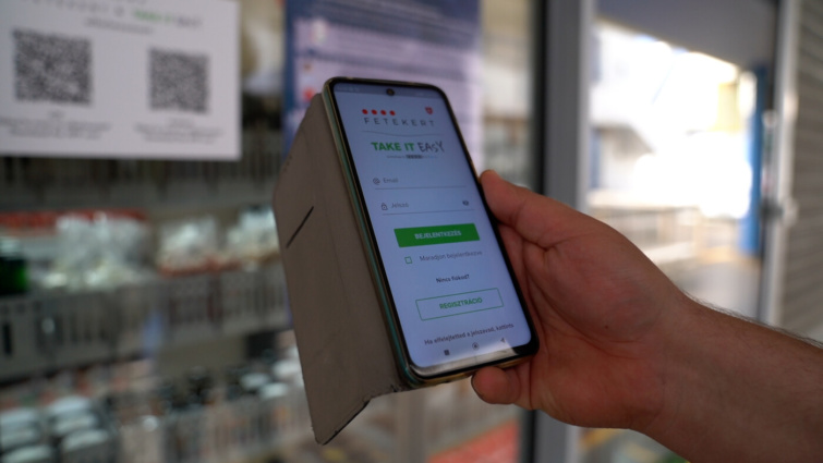 automatizált boltmaltai Startlap Vásárlás Telefon képernyőjén látható hogy applikáció is elegendő a vásárláshoz az új automatizált boltban