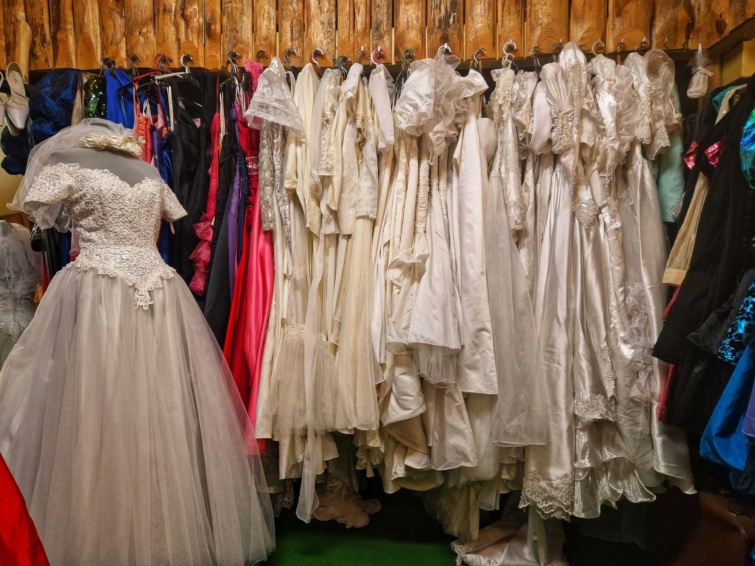 Menyasszonyi ruhák lógnak vállfákon egymás mellett