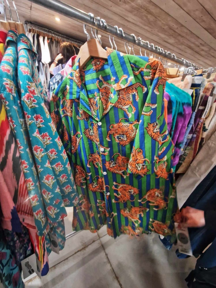 ingek Startlap Vásárlás Színes férfiingek egy turkálóban vállfán lógnak
