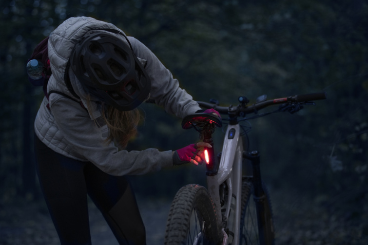 nő lámpát helyez fel a biciklire