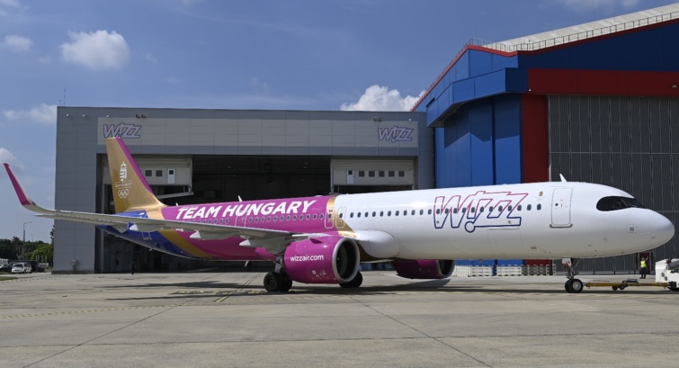 wizzairolimpiaigep Startlap Vásárlás A magyar olimpiai csapatot, valamint a szurkolókat is a július 24-én kezdődő párizsi olimpiára szállító repülőgép a bemutatóján a Budapest Liszt Ferenc Nemzetközi Repülőterén 2024. május 30-án.