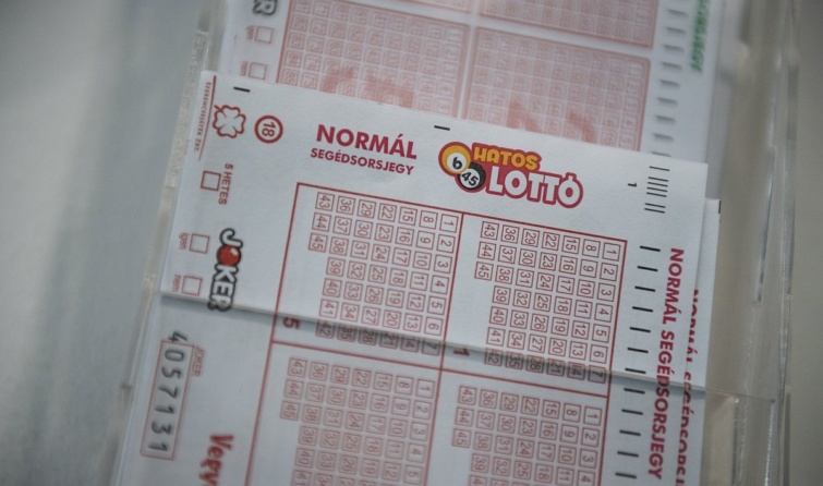 hatoslottoszelveny Startlap Vásárlás Lottószelvények a Szerencsejáték Zrt. Csalogány utcai lottózójában Budapesten 2019. március 22-én. Minden idők harmadik legnagyobb nyereménye, 3,414 milliárd forint a tét az Ötöslottó hétvégi sorsolásán.