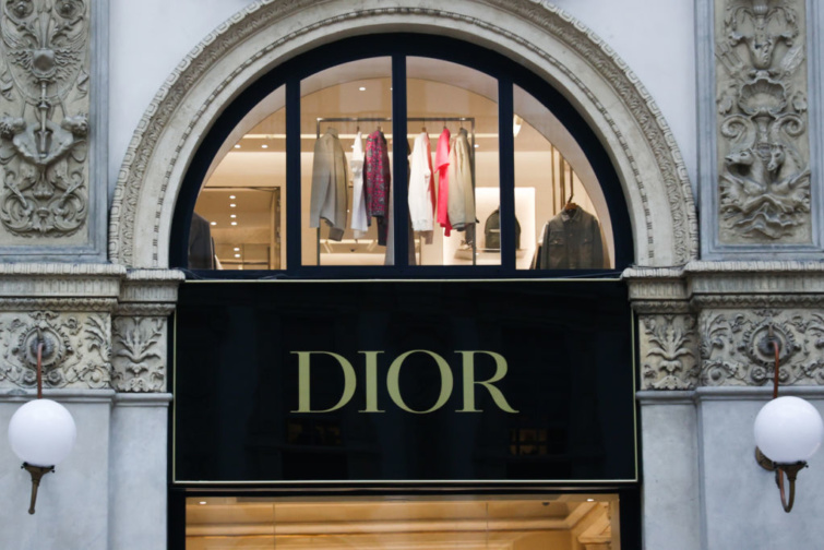 Milan Daily Life And Economy Startlap Vásárlás Dior üzlet ablakon keresztrül színes ruhák látszanak a fogason, előtérben a cégér.