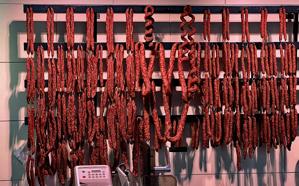Meglepetésáron a kolbász a boltokban – a legjobb akciók a héten ...