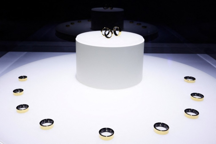 Samsung Galaxy Ecosystem Startlap Vásárlás Samsung galaxy ring gyűrűk fehér asztalon