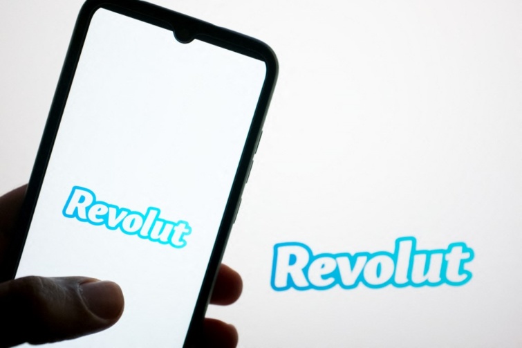 Revolut Startlap Vásárlás Revolut logó egy telefon kijelzőjén