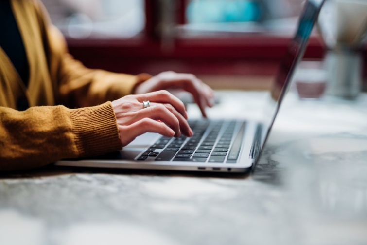 google Startlap Vásárlás Egy nő gépel egy laptopon.
