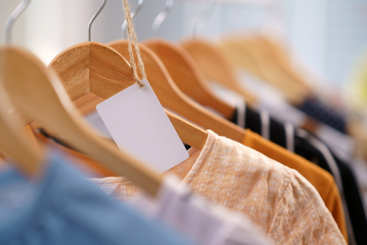 Ruhák lógnak vállfákon