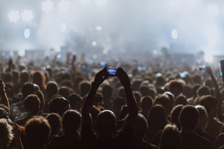 koncert Startlap Vásárlás Koncert életkép hátulról, az emberek fotóznak és videóznak