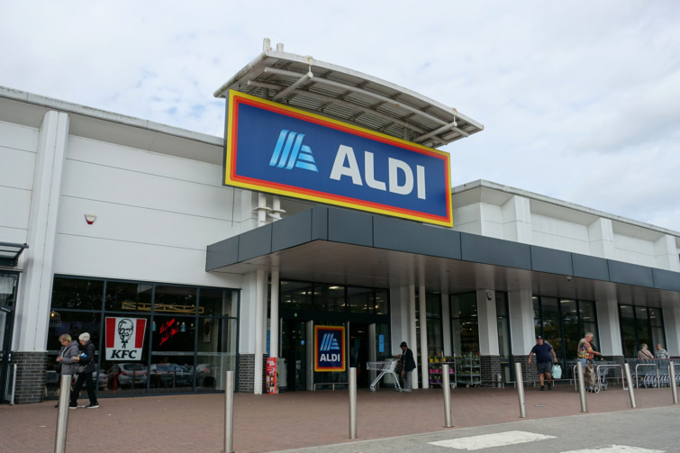 aldi Startlap Vásárlás Aldi üzlet kívülről táblával