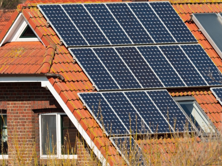 Solar panels on family house Startlap Vásárlás