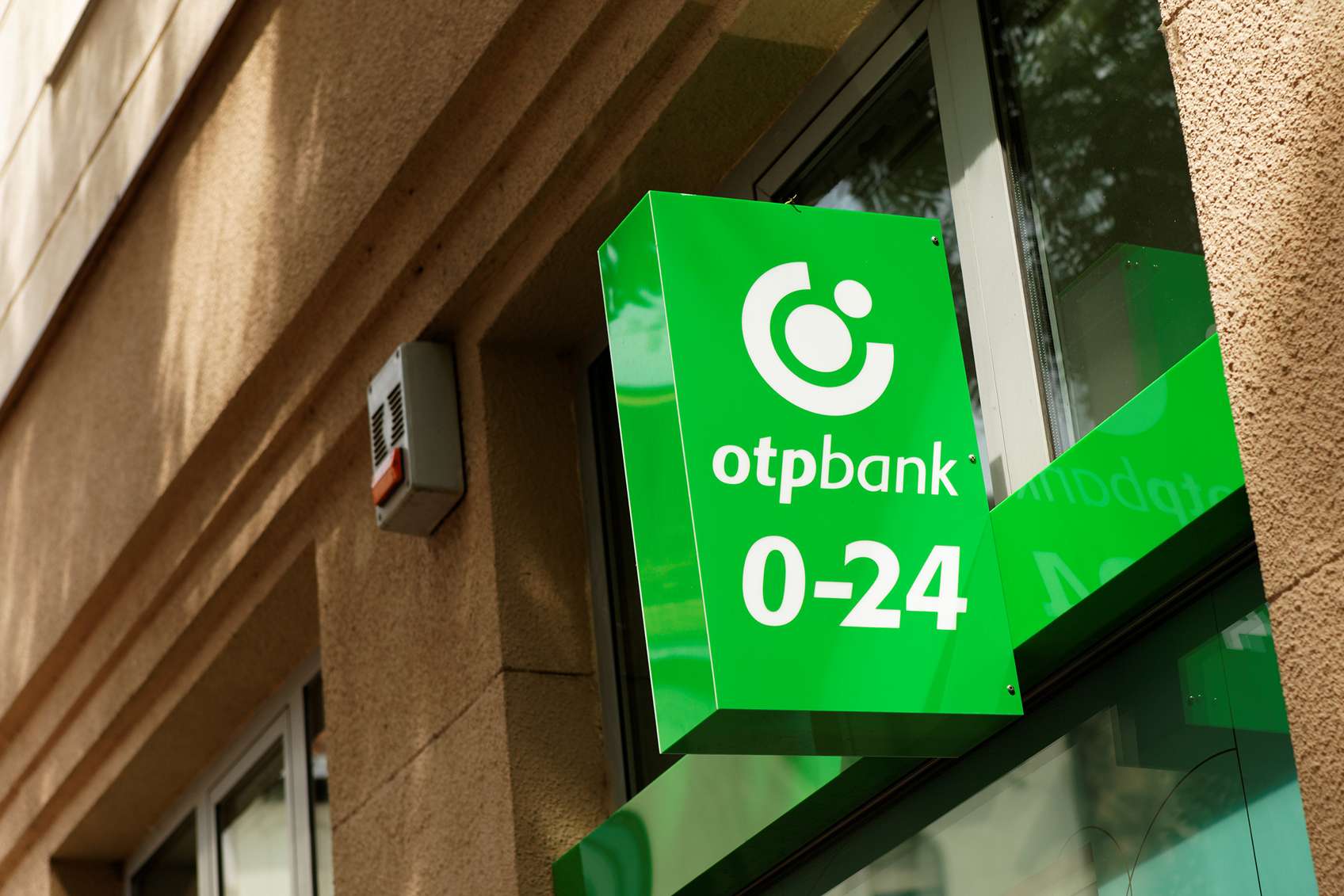 Örülhetnek az OTP ügyfelei: csökkenti a lakossági számlák költségeit a bank
