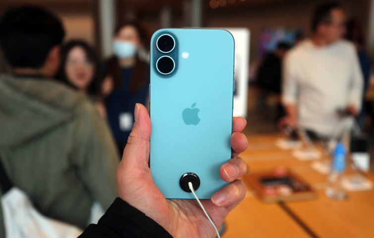 The Largest Apple Store in Asia Startlap Vásárlás Türkiz színű Iphone kézben tartva