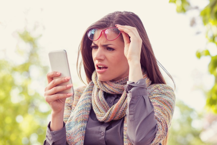 notelefonideges Startlap Vásárlás Nő idegesen nézi a telefonja kijelzőjét