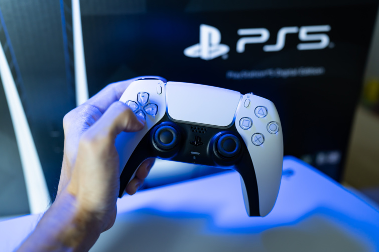 playstation 5 Startlap Vásárlás Playstation 5 konzol kék fekete háttér eőtt