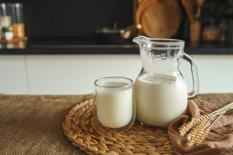 tej Startlap Vásárlás Friss tej kancsóban és pohárban fa asztalon