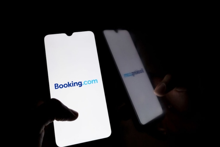 Booking.com logója egy mobiltelefon kijelzője
