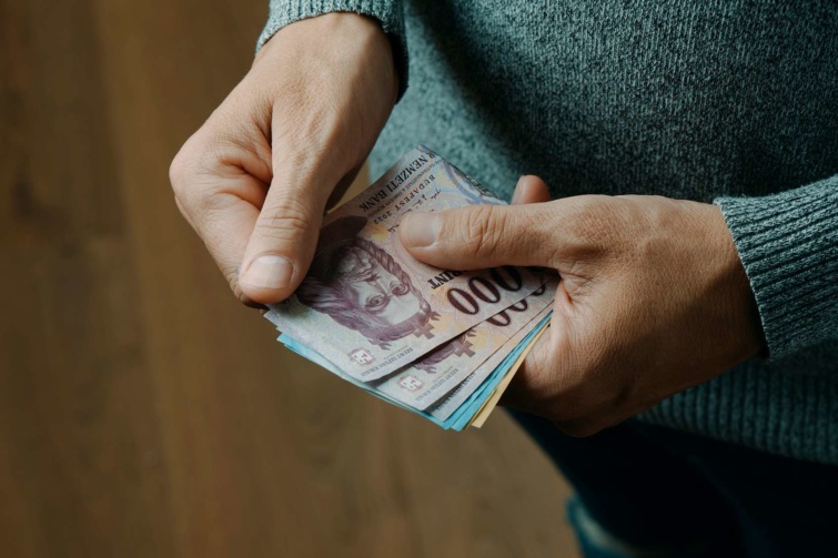 Készpénzt tartó férfikéz