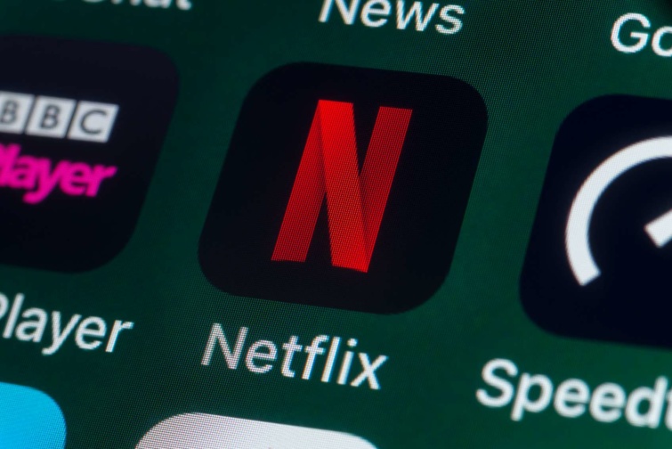 Netflix logó telefon képernyőjén
