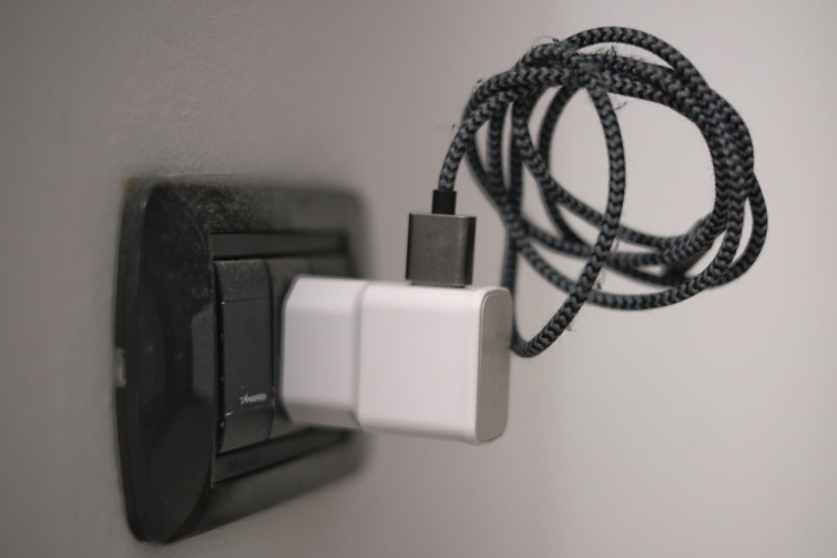 Konnektorba dugott töltő