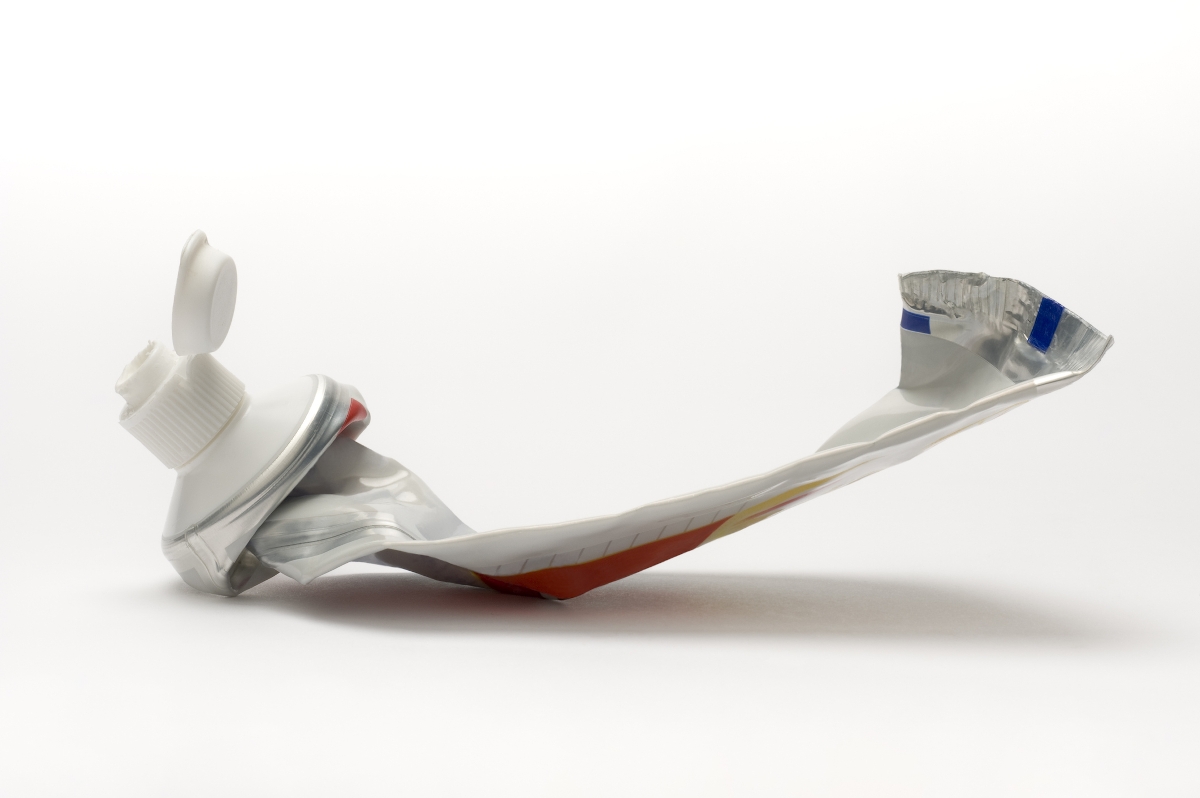 Üres fogkrémes tubus