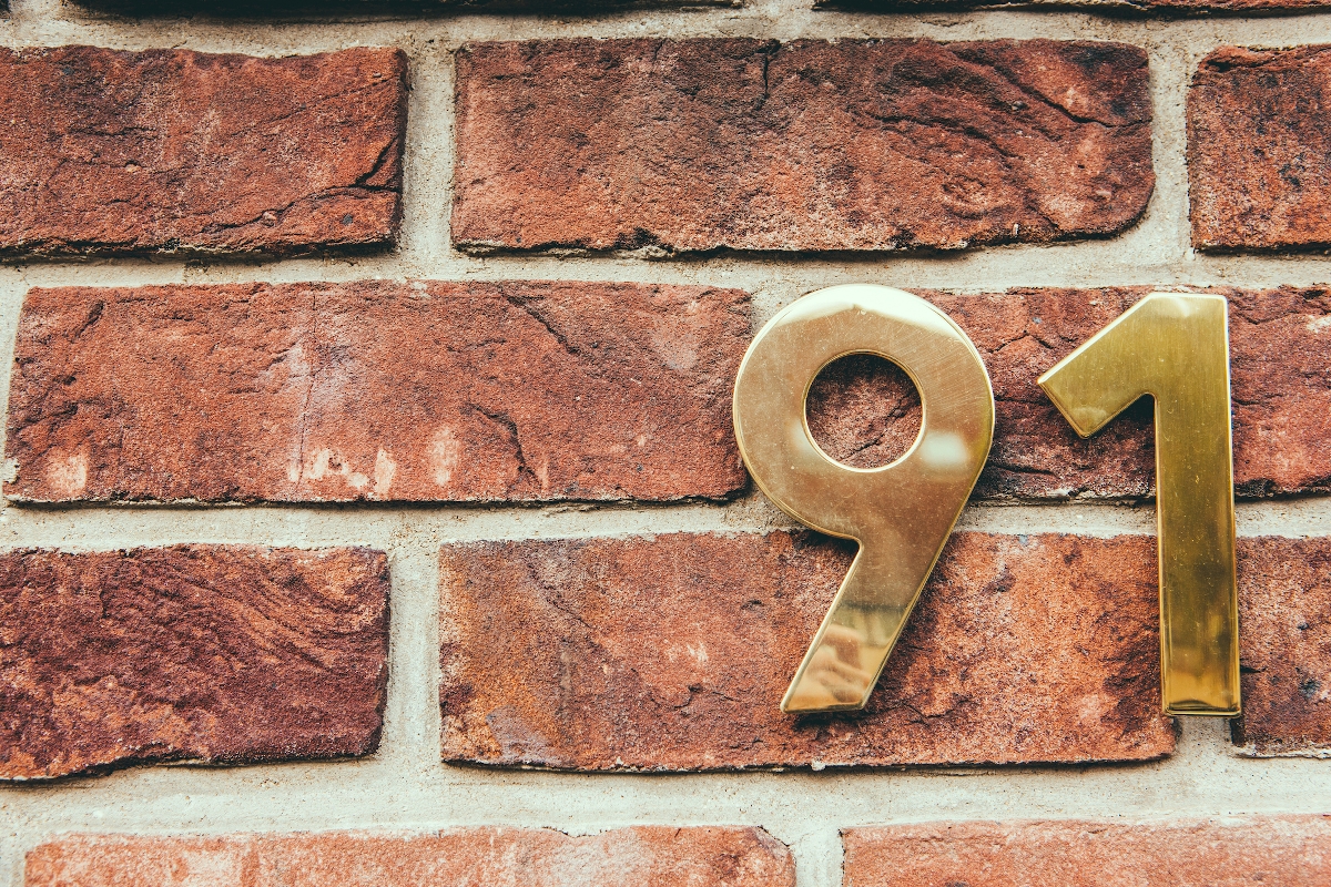 Házszám egy téglafalon