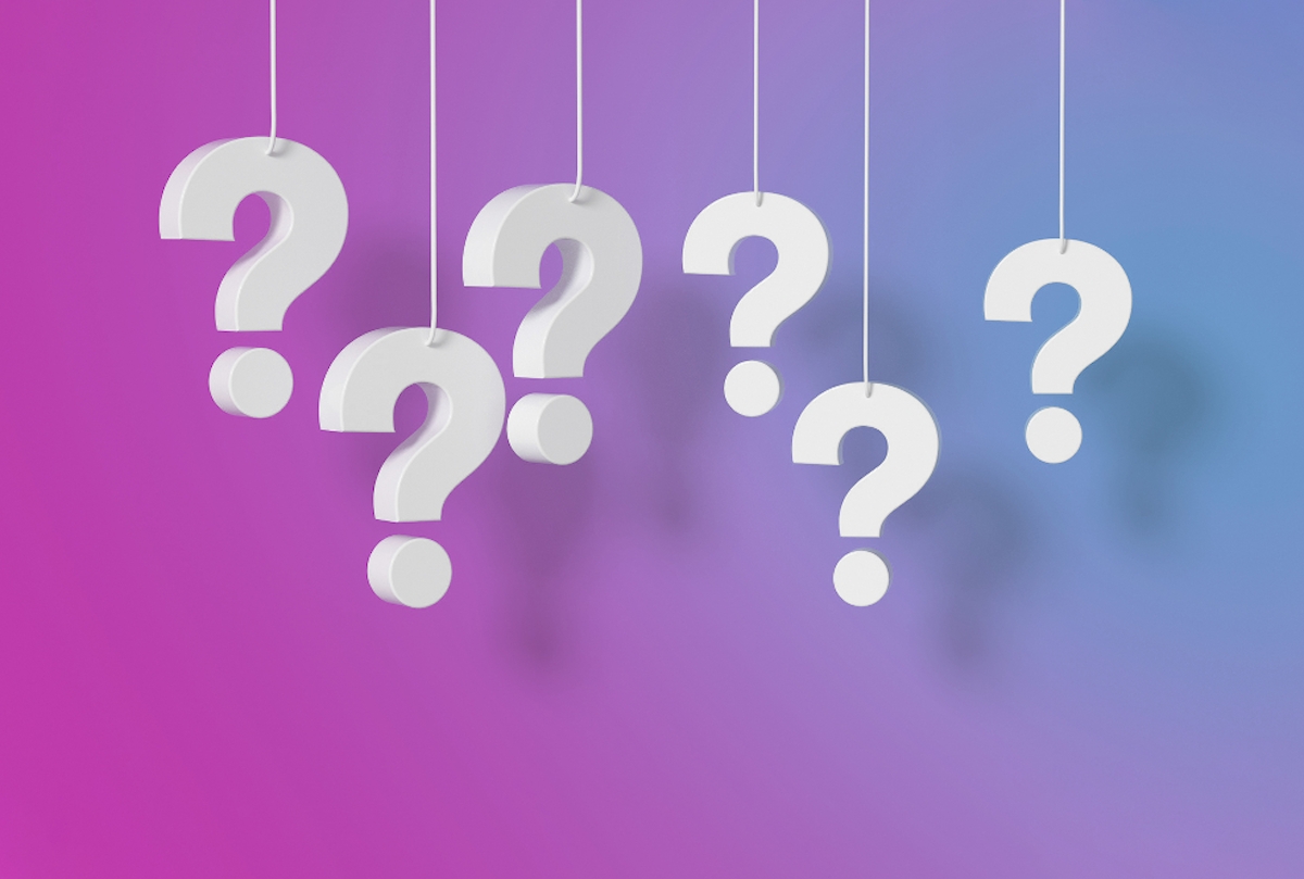 Kérdőjelek belógatva