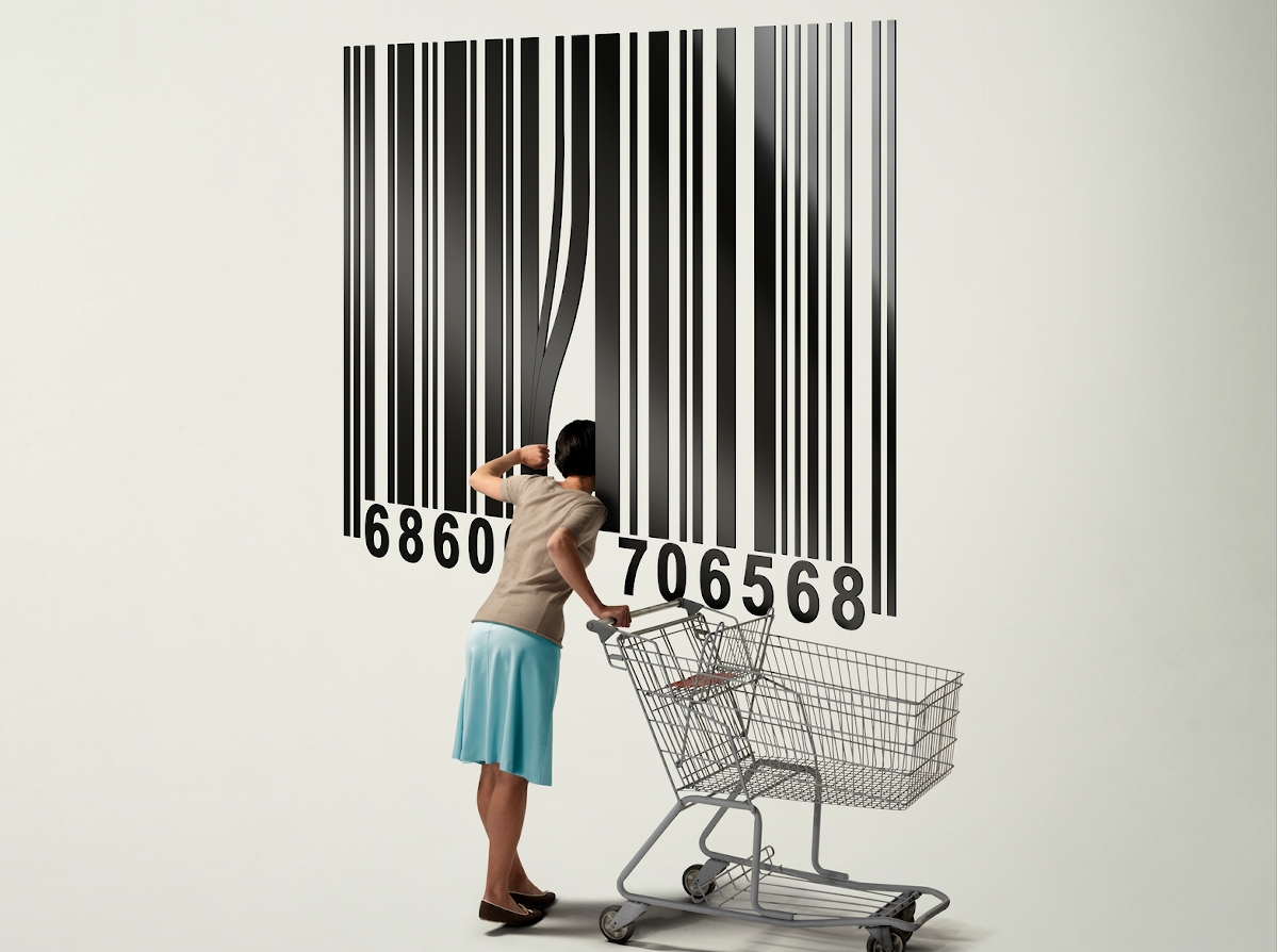 Vonalkód mögé benéző nő