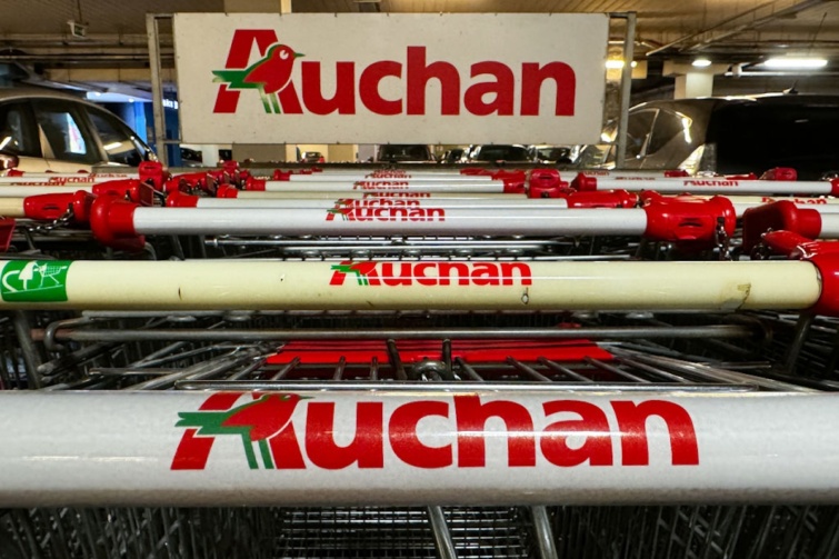 Kosarak egy Auchan áruház bejáratánál
