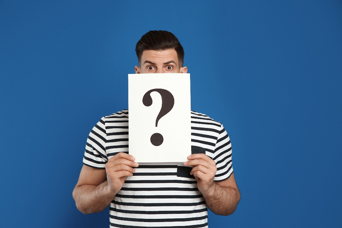 Kérdőjel egy férfi kezében