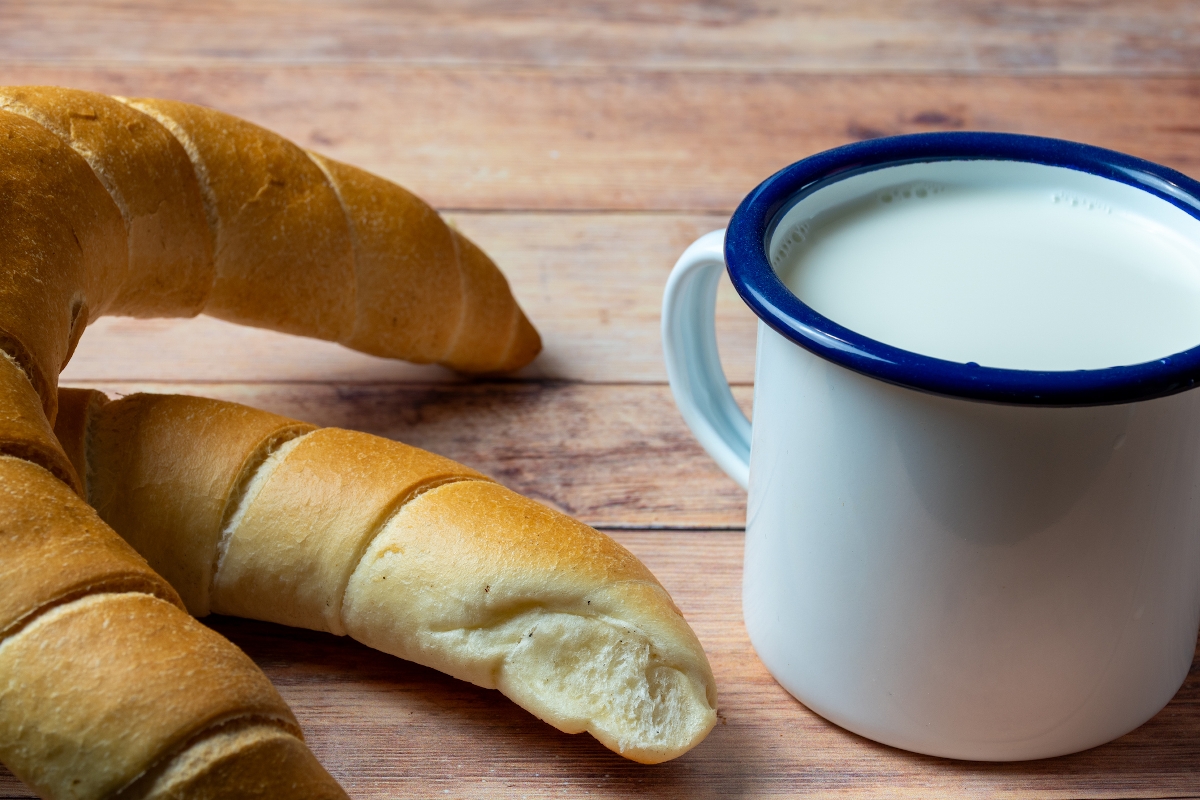 Kiflik egy bögre tej mellett