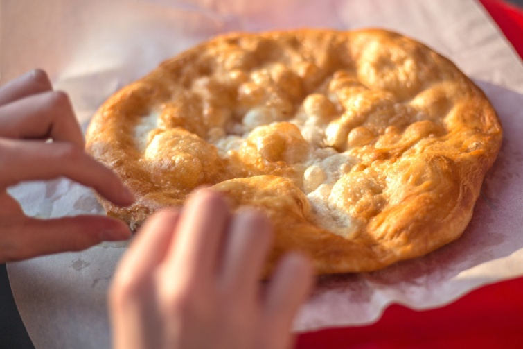 Lángost eszik egy nő