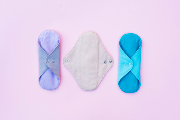 Mosható betétek rózsaszín háttér előtt