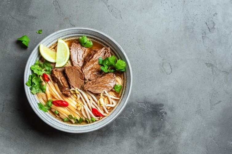 Pho leves egy tányérban