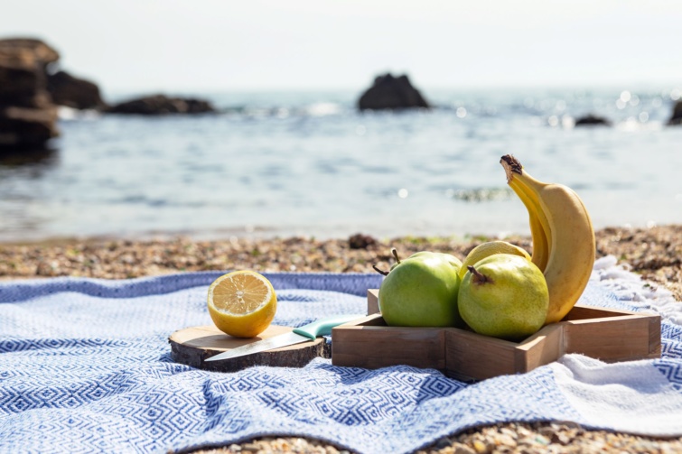 Gyümölcsök egy strandon