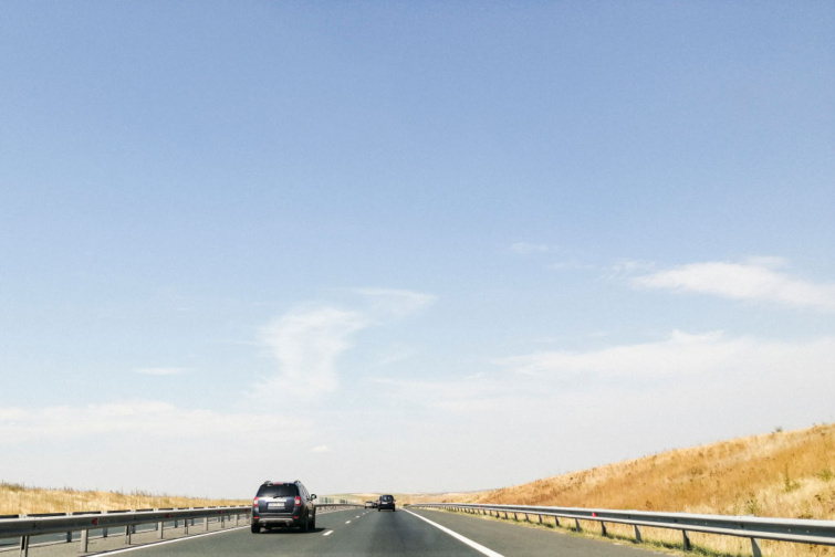 Autók az autópályán