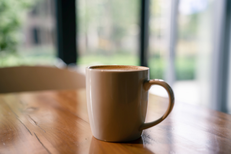 Barna bögre barna asztalon