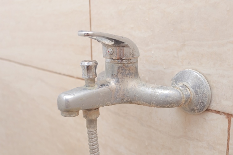 Vízkővel teli csaptelep